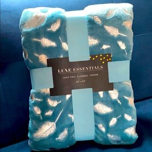 Luxurious Throw - Luxe Essentials